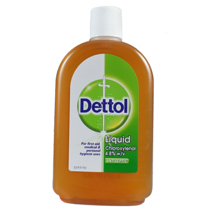 Une bouteille de Dettol Liquid avec un bouchon blanc et une étiquette verte contient 4,8 % de chloroxylénol. L'étiquette indique qu'il est destiné aux premiers soins, à un usage médical et à l'hygiène personnelle.