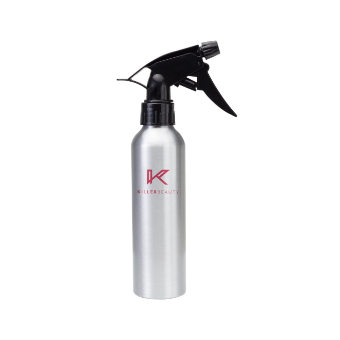 Le Vaporisateur en aluminium Killer Beauty 250ml est un flacon pulvérisateur en métal argenté avec une buse à gâchette réglable noire et le logo Killer Beauty rouge sur le devant, affiché sur un fond blanc uni.