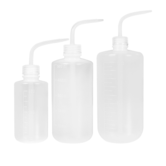 Trois bouteilles de rinçage en plastique souple, avec bec verseur coudé et marquages gradués en millilitres, présentées en tailles petite, moyenne et grande.