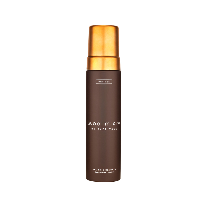 Un flacon brun avec un bouchon doré, étiqueté « Mousse Aloe Micro Bioactive Contrôle des Rougeurs 220 ml », est présenté sur fond blanc.