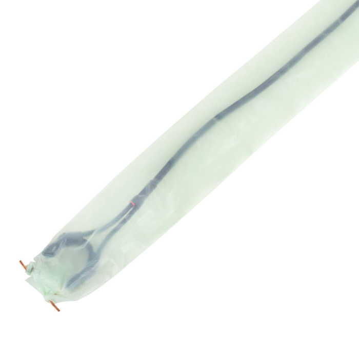 La boîte de 250 gaines de protection pour câbles Clip-Cord ECOTAT – 50 mm – est représentée avec un fil électrique noir, partiellement recouvert de gaines de protection translucides vert pâle, présentées sur fond blanc