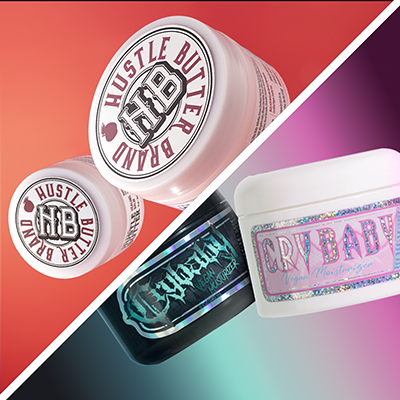 Primo piano di Hustle Butter Deluxe e dei prodotti per la cura post-tatuaggio di Crybaby / Gothbaby