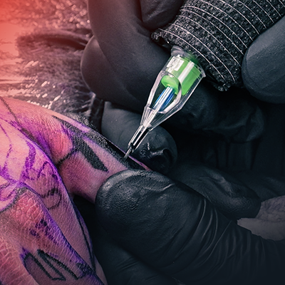 Un primo piano di un dito mentre viene tatuato.