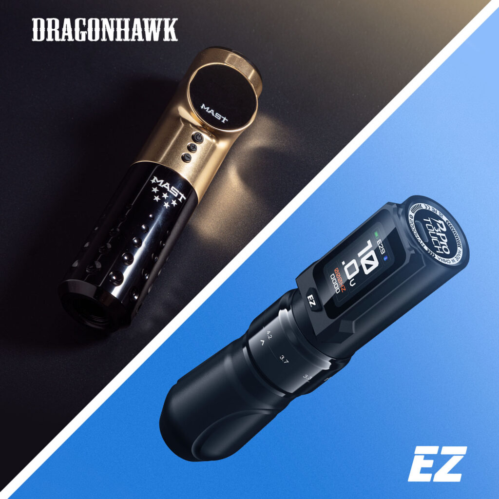 La macchinetta per tatuaggi DragonHawk Mast con uno sfondo nero e la macchinetta per tatuaggi EZ P3 Pro con uno sfondo blu.