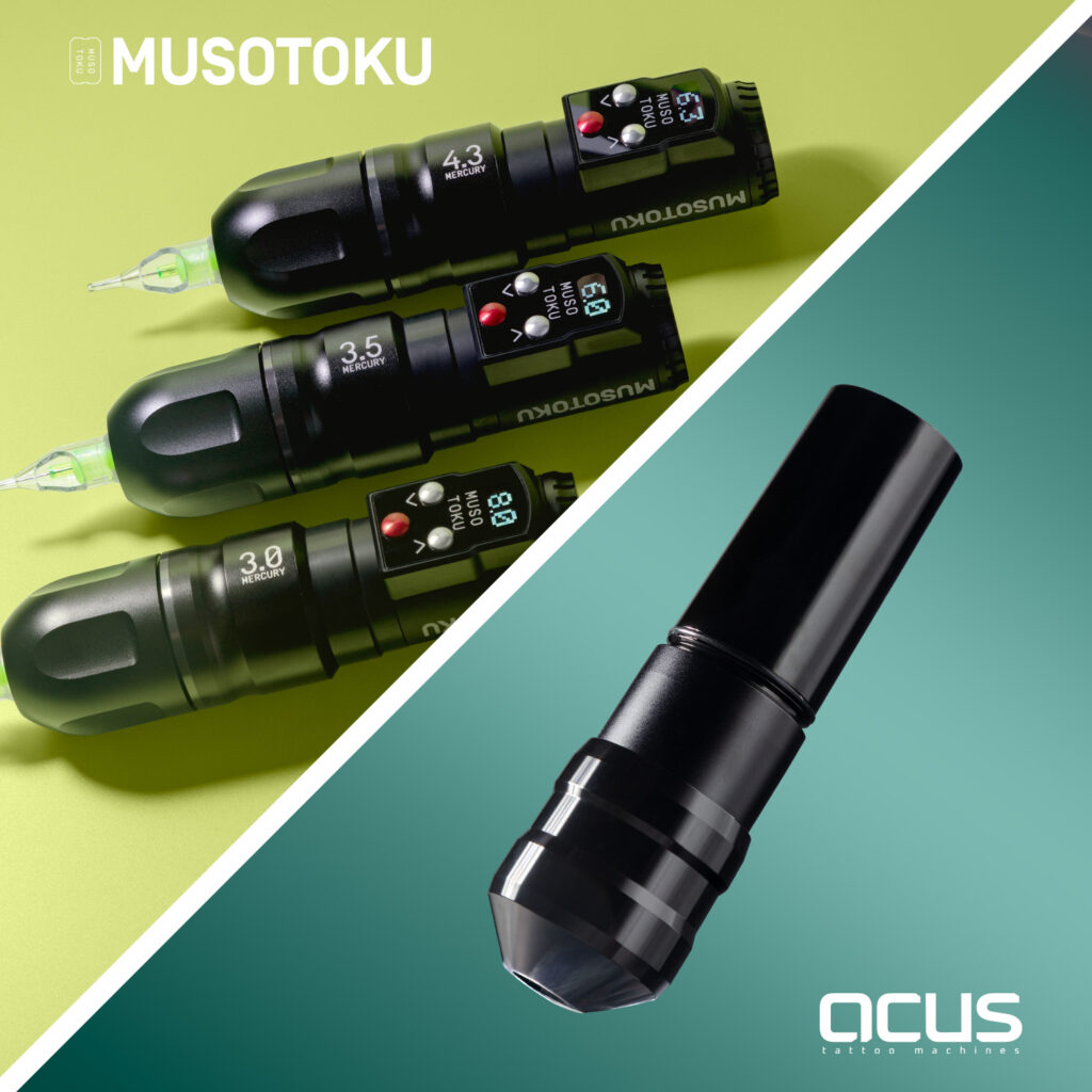 La macchinetta per tatuaggi Musotoku Mercury M-1 con uno sfondo verde e la macchinetta per tatuaggi ACUS M2 con uno sfondo verde acqua.