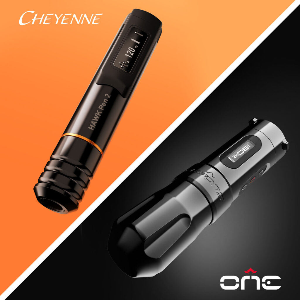 La penna per tatuaggi Cheyenne Hawk 2 con uno sfondo arancione e la macchinetta per tatuaggi FK Irons One con uno sfondo nero.