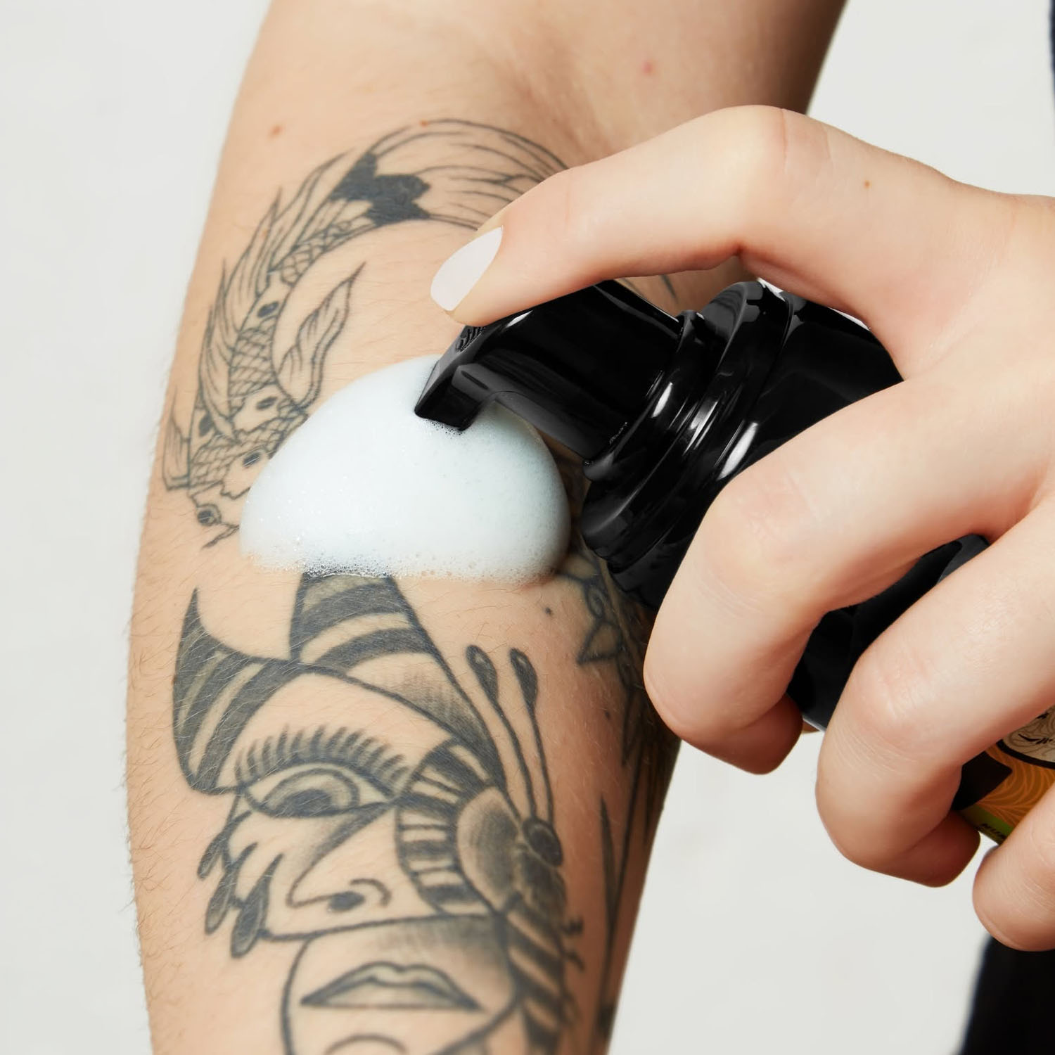 Biotat Snow Foam utilizzato su un braccio tatuato