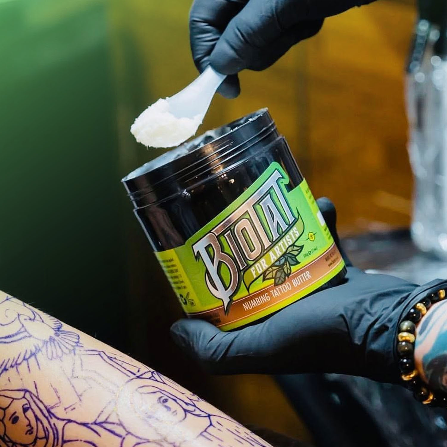 Una dose di Biotat Numbing Tattoo Butter applicata da un tatuatore