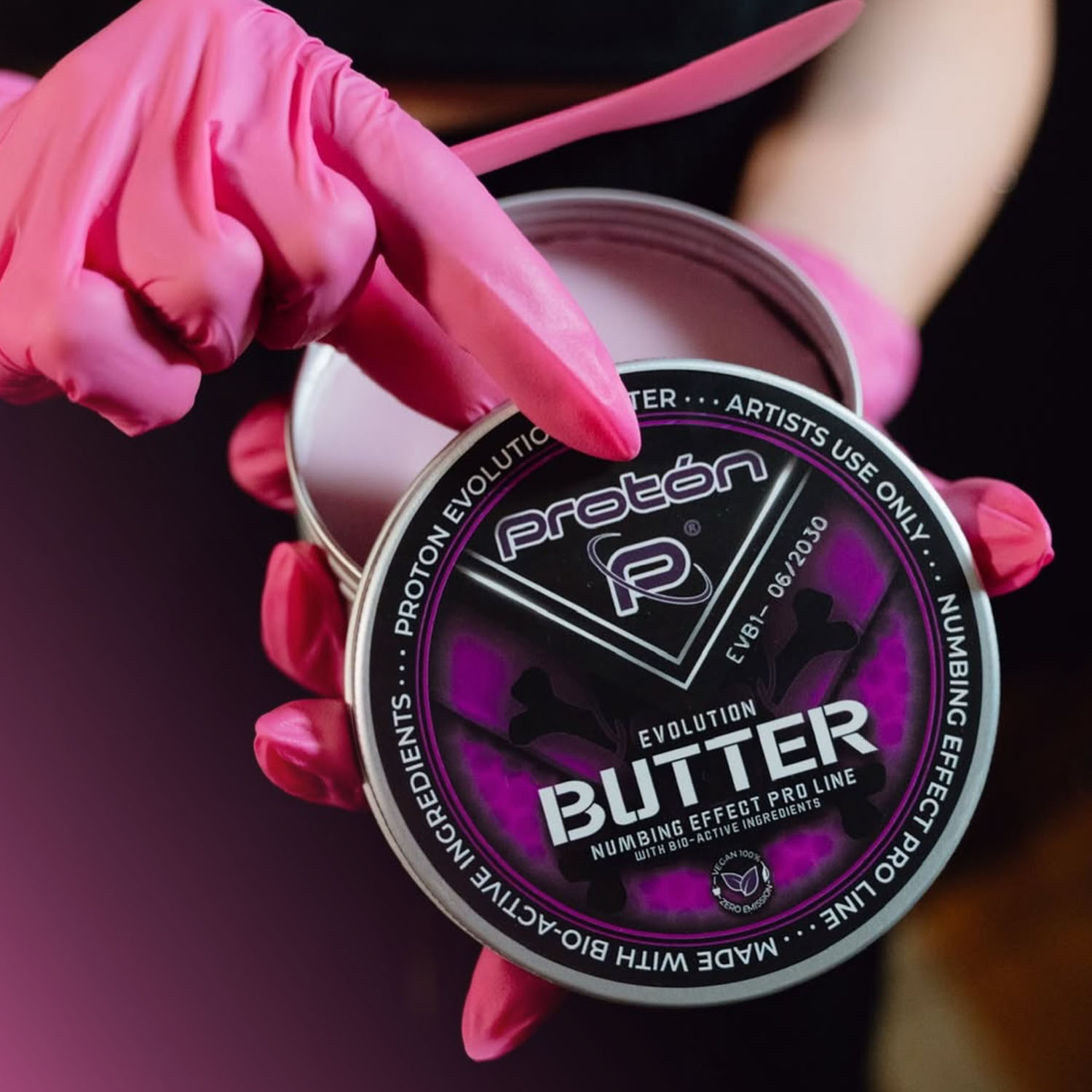 Primo piano di un barattolo di Proton Numbing Butter